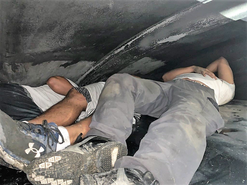 USBPDepChiefLRT's tweet photo. COMMERCIAL DRIVERS BEWARE!
 
Recently, #USBP Laredo Sector agents apprehended undocumented individuals trying to bypass agents at immigration checkpoints by attempting to tag a free ride in a windjammer of a tractor trailer.
#BorderSecurity #windjammer #tractortrailer SHARE! https://t.co/r1TytBocqD