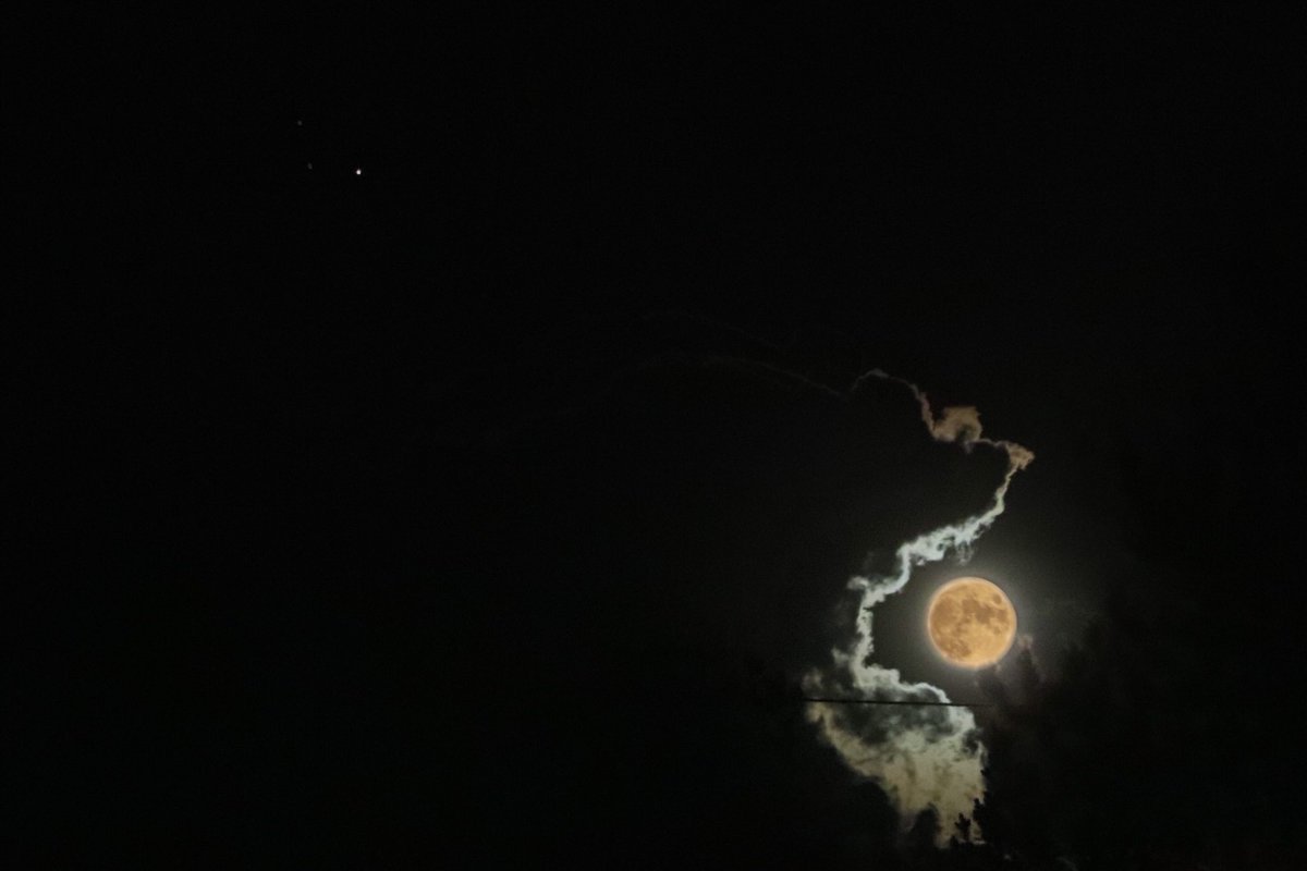 KronosPhoto's tweet image. Blue Moon 🌕 
•
•
•
•
Two Full Moons in one month 🤯 , with Jupiter making a celebrity appearance ✨🪐
This photo took me hours to capture, My friend @bevthedude had to hold me for stability because I didn’t have a tripod 😅 
#bluemoon #rarebeauty #devine #fullmoon #jupiter