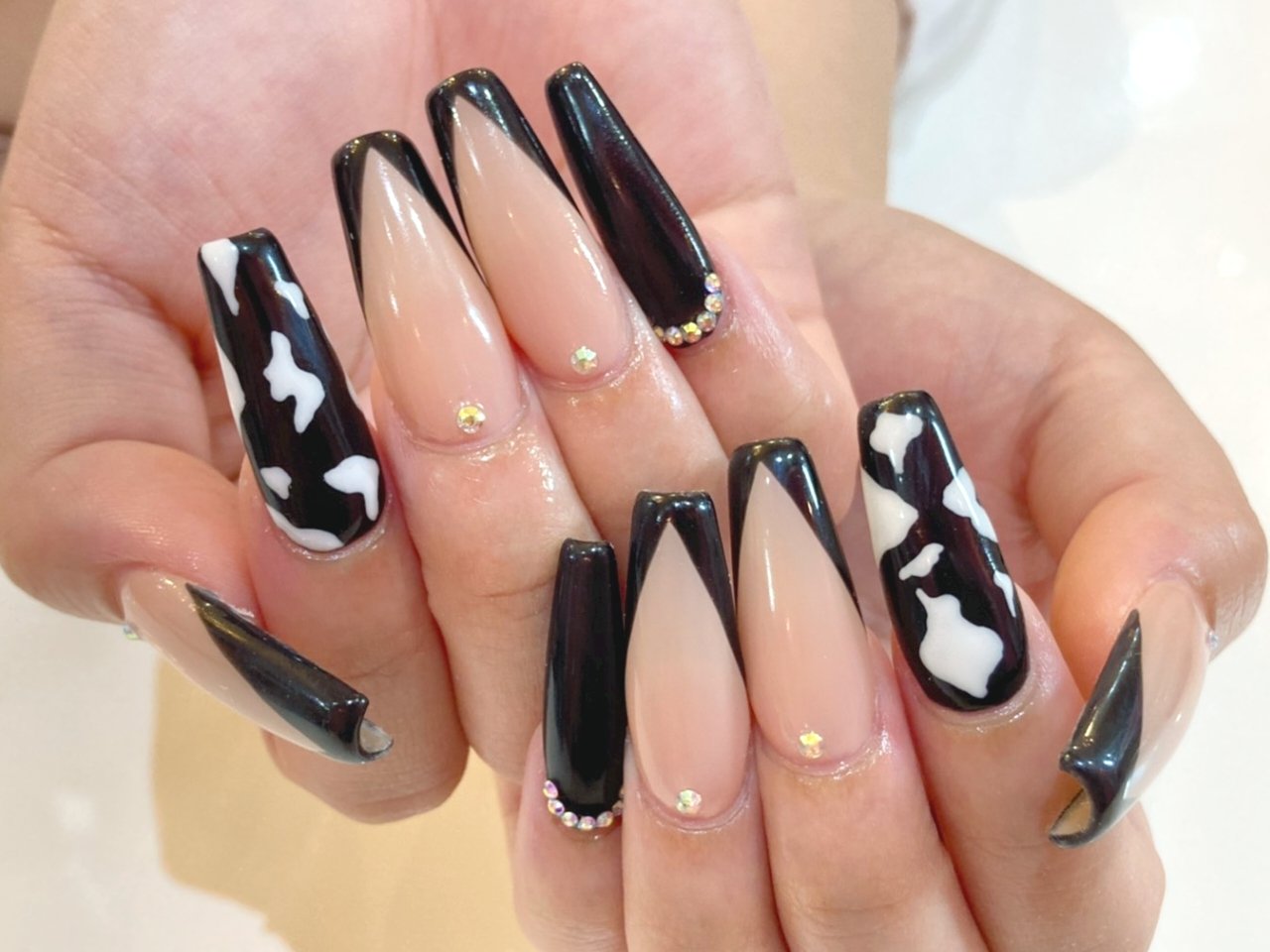 Nailsgogo 渋谷 ネイルサロン Nailsgogo ネット予約 T Co Pjrbh5rlbe インスタ T Co Gmbqsa2d9y ネイル 担当 ゆさ 牛柄ネイル 海外風 ネイル 黒フレンチネイル ありがとうございました 渋谷ネイルサロン 派手ネイル スカルプ