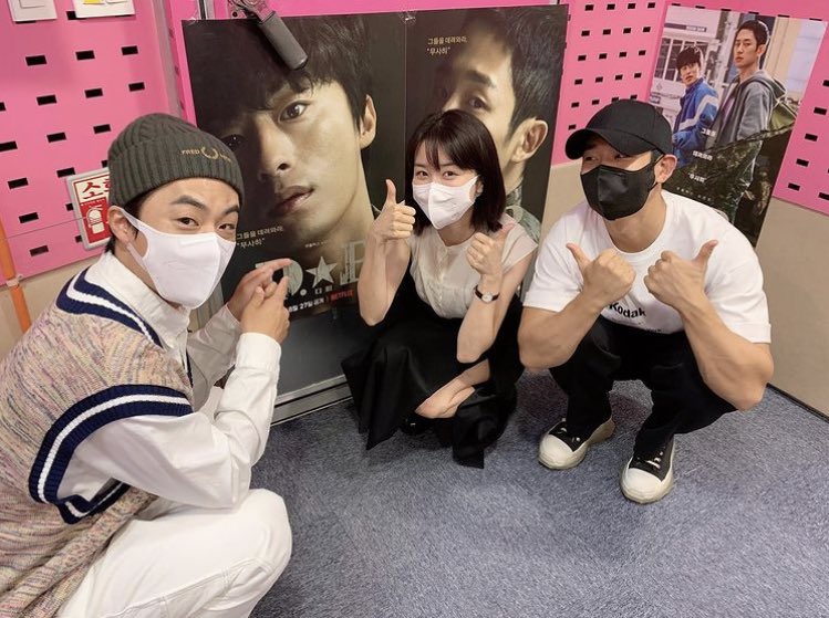 hyojoohasun's tweet photo. [210823 #박하선 SBS cinetown]🌛

Park HaSun with #JungHaeIn and #KooKyoHwan, the protagonists of the Netflix series #DP which will be released on the 27th!

#ParkHaSun #CineTown https://t.co/PHMTW2ELJH
