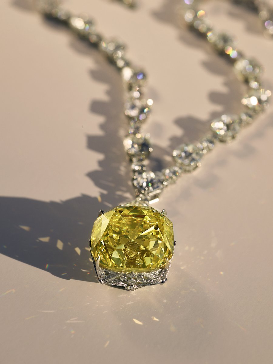 Bey_Legion's tweet photo. The priceless Tiffany Diamond has only been worn by 3 women since its discovery in 1877. 💎

Today, Beyoncé becomes the 1st Black woman and 4th person to wear the legendary stone. @TiffanyAndCo https://t.co/S8K6MHYrjA