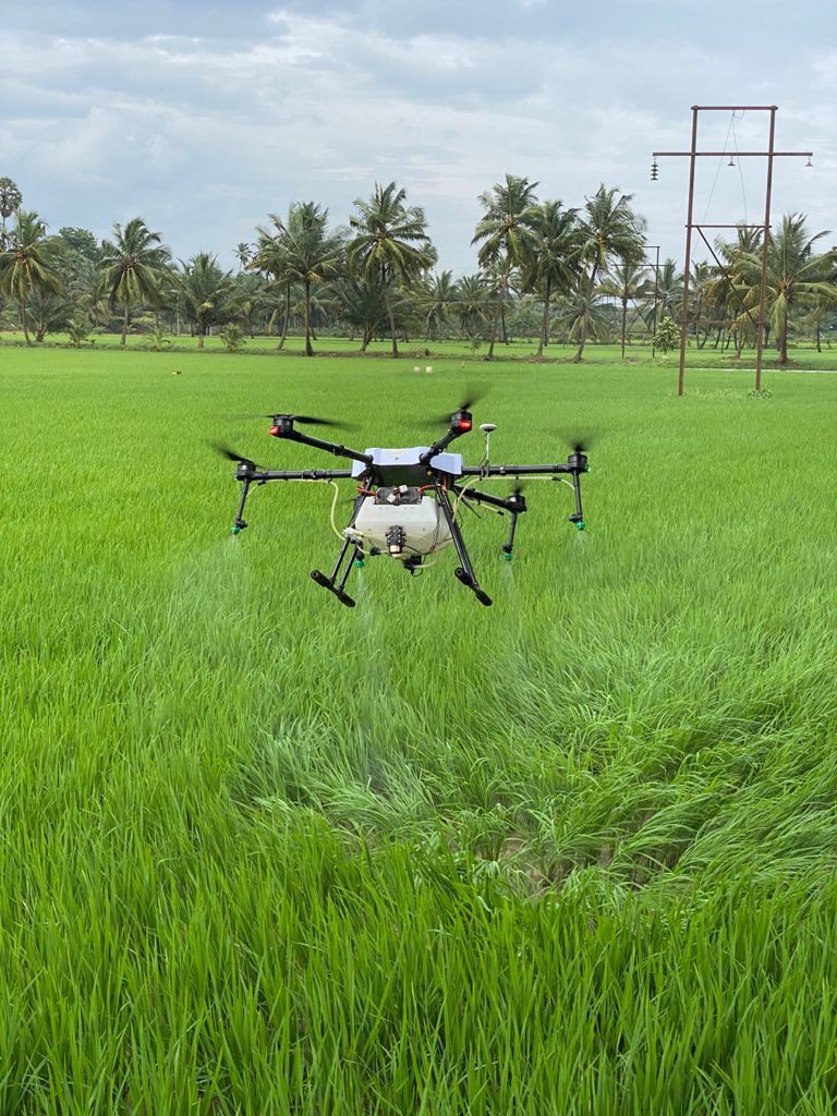 drusawasthi's tweet photo. #IFFCO always puts technology first to create innovative solutions for farmers. IFFCO Agri experts are showcasing the use of #IFFCONanoUrea with #drone in a paddy field in #Kerala. Big applause for @iffcoyogendra &amp; his entire marketing team’s efforts. @mansukhmandviya https://t.co/lIEqIA8rM1