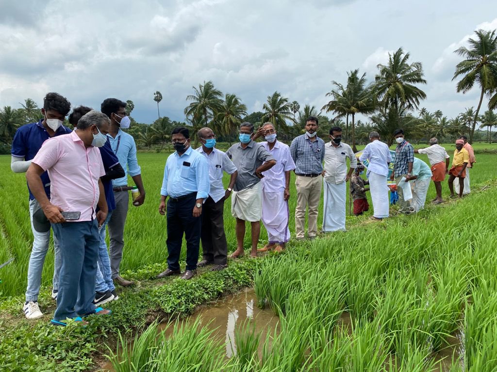 drusawasthi's tweet photo. #IFFCO always puts technology first to create innovative solutions for farmers. IFFCO Agri experts are showcasing the use of #IFFCONanoUrea with #drone in a paddy field in #Kerala. Big applause for @iffcoyogendra &amp; his entire marketing team’s efforts. @mansukhmandviya https://t.co/lIEqIA8rM1