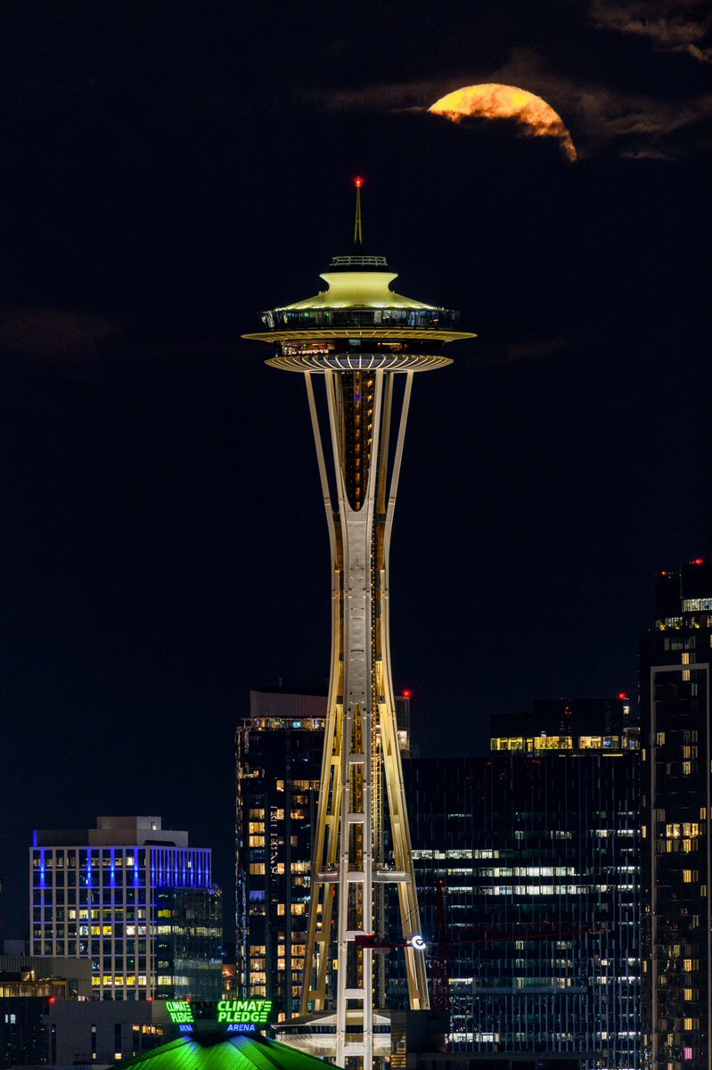 timdurkan's tweet photo. Tonight in Seattle - a slice of full moon rising over the Space Needle🌕 https://t.co/U4Fc6VkJv8