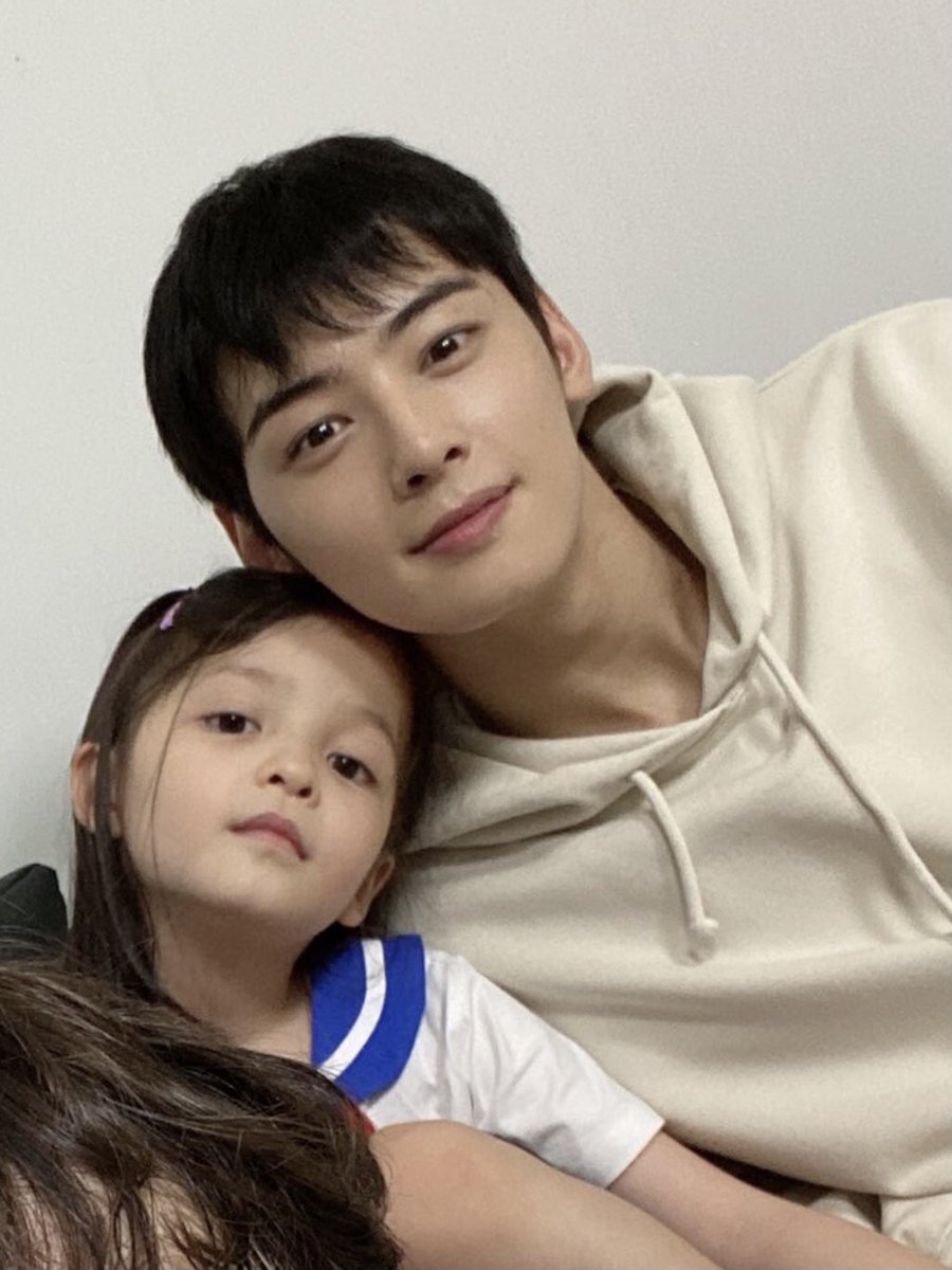 She seems so attached to eunwoo 😢 I hope they’ll meet again