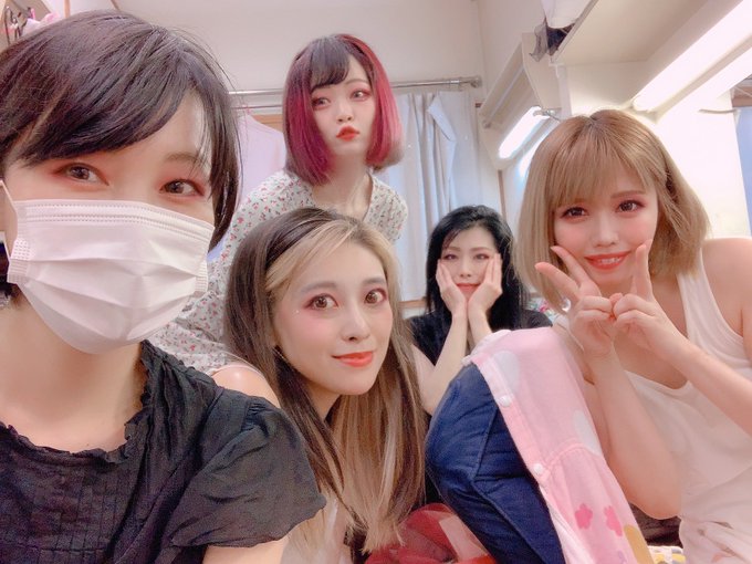 浅草ロック座にお勉強に行ってきました🥰ようやく観れた祭音🌟🌟 色んな景があってあっという間でした😳楽しかったー❤️💛 カメラのアプリ勝手にピンクのアイシャドウになるやつだった。みんなピンク💕 https://t