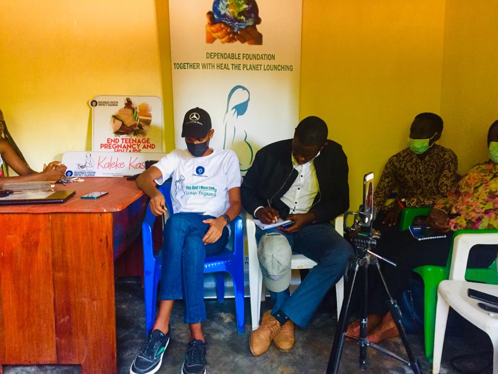 KugonzaU's tweet image. @KugonzaU in kasese. A meeting with partners on helping teen mother @dependablefound @healdeplanet @ROSTUganda 
#Tuswaleko
#Togetherforteengirlsinkasese