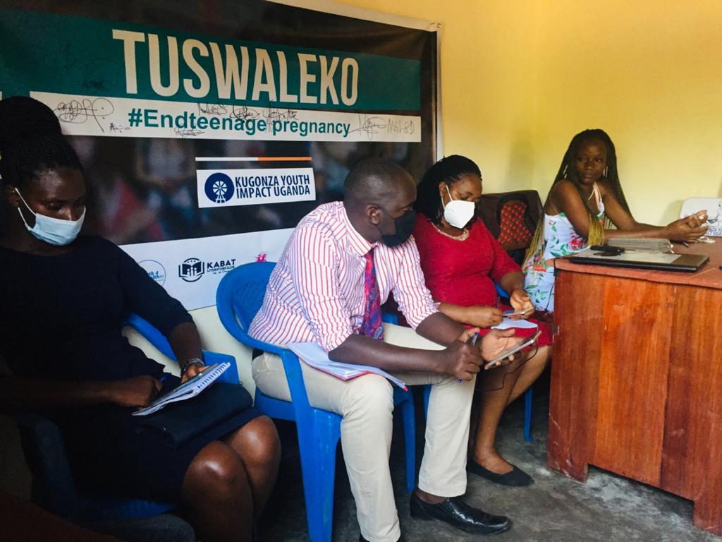 KugonzaU's tweet image. @KugonzaU in kasese. A meeting with partners on helping teen mother @dependablefound @healdeplanet @ROSTUganda 
#Tuswaleko
#Togetherforteengirlsinkasese