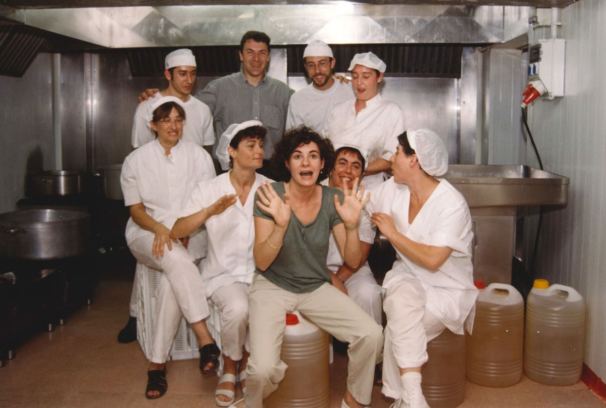 Nuestra primera cocina. Un espacio entrañable que nos trae muchos recuerdos. Aquí es donde empezamos a elaborar nuestra primera receta: los #canelones de carne. 
Después de 25 años han cambiado muchas cosas, entre otras la cocina 😊, pero mantenemos la esencia como el primer día.