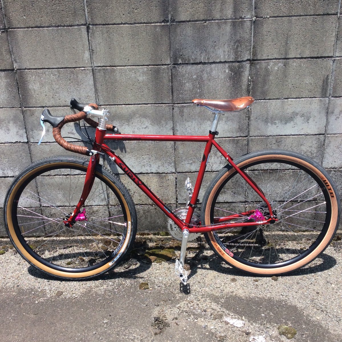 SURVA's tweet image. ワイヤ式のフラットマウントディスクキャリパー #growtacequal は削り出しのボディが美しいのが魅力。カラーも豊富でまるで #paulcomponents のようです。
#growtac #surlybikes #surlymidnightspecial #cycling #サイクリング  #trailride #トレイルライド⠀
#camp #キャンプ  #アウトドア #福井