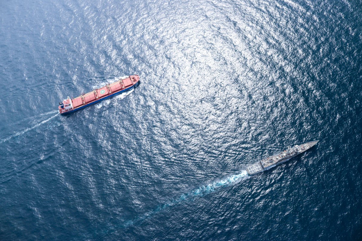 EUNAVFOR's tweet photo. #OpAtalanta flagship 🇪🇸ESPS NAVARRA escorts @WFPSomalia 🚢 carrying humanitarian aid to 🇸🇴 being one of its core tasks. Recent incidents highlight the importance of #MaritimeSecurity providers present in the region such as #EUNAVFOR #Somalia. #CSDP #marsec  @eu_eeas @EMADmde https://t.co/HR76XSFbyx