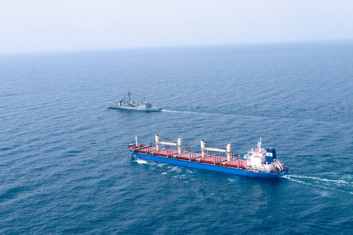 EUNAVFOR's tweet photo. #OpAtalanta flagship 🇪🇸ESPS NAVARRA escorts @WFPSomalia 🚢 carrying humanitarian aid to 🇸🇴 being one of its core tasks. Recent incidents highlight the importance of #MaritimeSecurity providers present in the region such as #EUNAVFOR #Somalia. #CSDP #marsec  @eu_eeas @EMADmde https://t.co/HR76XSFbyx