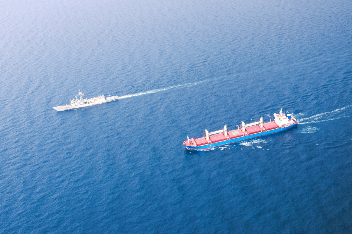 EUNAVFOR's tweet photo. #OpAtalanta flagship 🇪🇸ESPS NAVARRA escorts @WFPSomalia 🚢 carrying humanitarian aid to 🇸🇴 being one of its core tasks. Recent incidents highlight the importance of #MaritimeSecurity providers present in the region such as #EUNAVFOR #Somalia. #CSDP #marsec  @eu_eeas @EMADmde https://t.co/HR76XSFbyx
