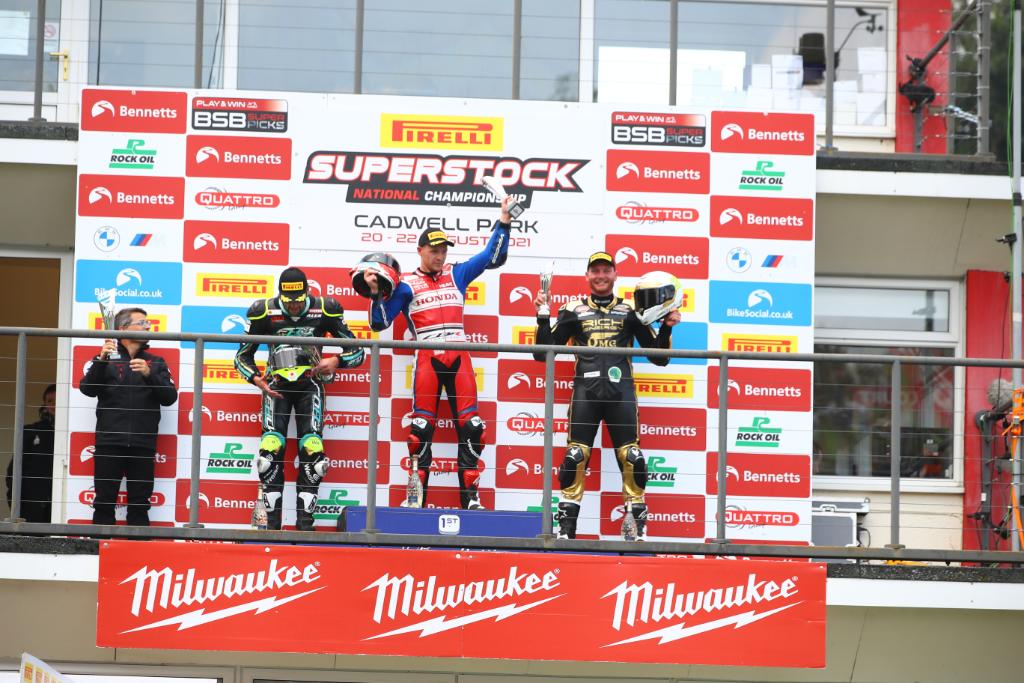 HondaRacingUK's tweet photo. What a weekend! Mega job by @TomNeave68 in the Superstock class 🥇🏆 Championship leader now too 💪🏻 

That's some #mondaymotivation to get us through the week! 

#hondaracing #fireblade #cadwellbsb https://t.co/TvJiecDeMp