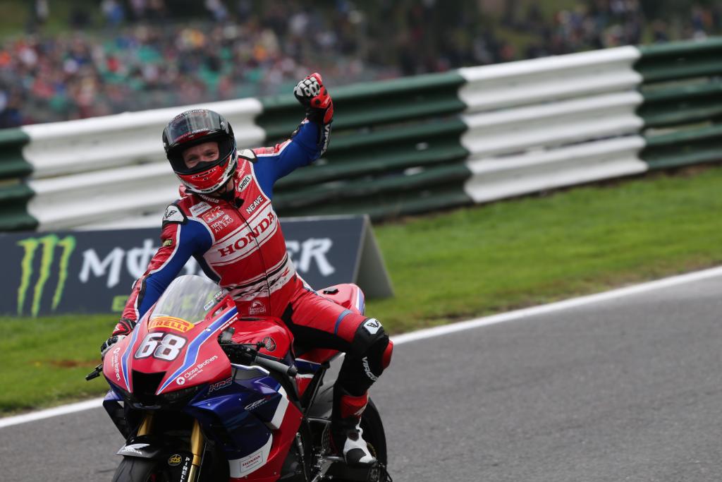HondaRacingUK's tweet photo. What a weekend! Mega job by @TomNeave68 in the Superstock class 🥇🏆 Championship leader now too 💪🏻 

That's some #mondaymotivation to get us through the week! 

#hondaracing #fireblade #cadwellbsb https://t.co/TvJiecDeMp