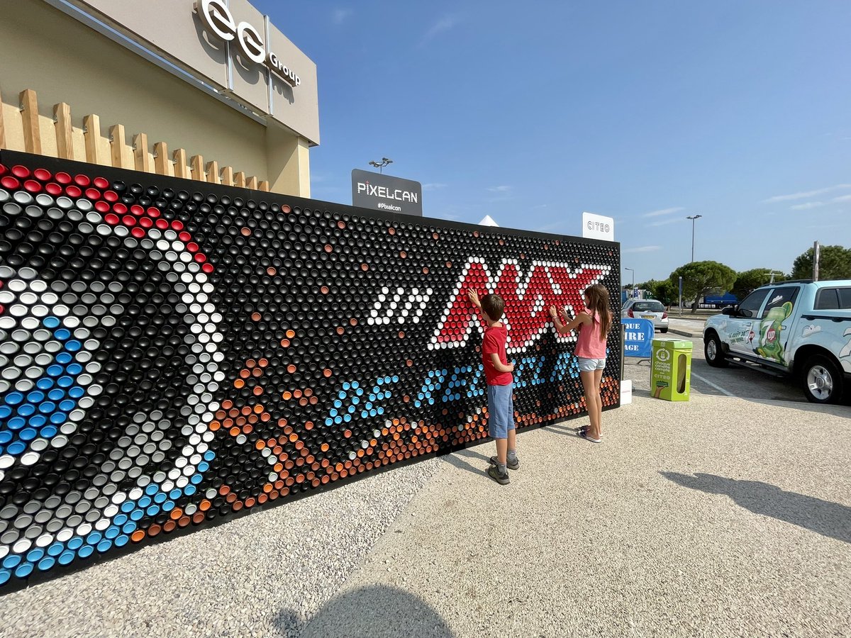 chaquecanette's tweet image. Et voilà ! Un #PixelCan exclusif avec @PepsiMAX et @citeofrance realisé sur une des principales aires de l’A7, rappels des bons gestes ♻️ pour des centaines de futurs plagistes avt d’arpenter nos plus beaux sites 🇫🇷 ! @pepsicofrance #citeo #pepsimax #pepsi #streetart #pixelart