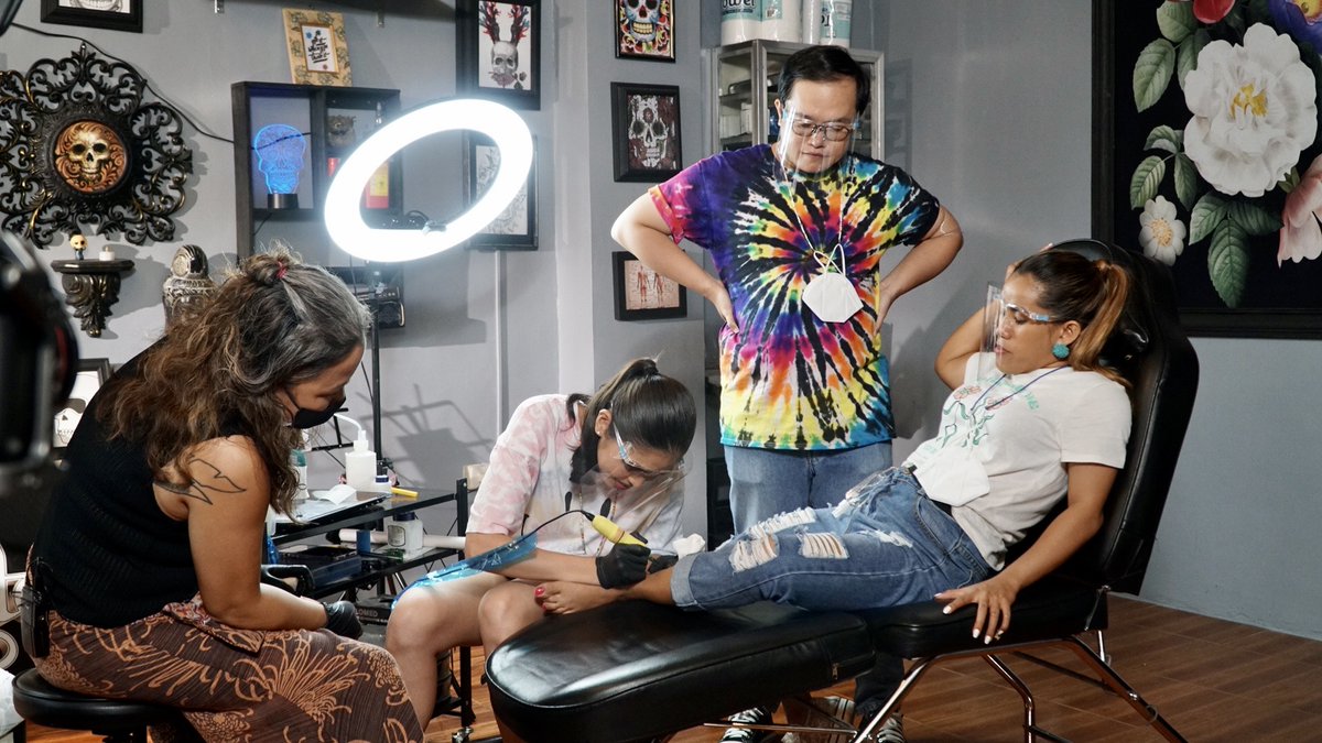 mainedcm's tweet photo. Pa-artsy muna ang besties! From Higantes making, food plating, museum tour, painting 101, piercing and tattooing to pottery workshop – covered namin yan lahat ngayong linggo sa #MaineGoals! Fun moments and insightful episodes ahead, guys! See you at 7:30pm sa @FeelGoodSaBuko Ch2! https://t.co/IKvNOXRmbf