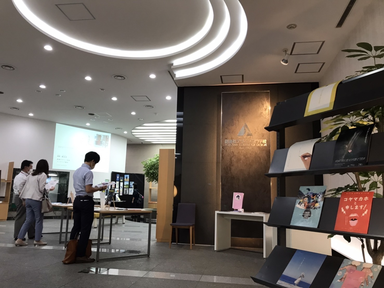 創造社デザイン専門学校 ポートフォリオ展を本日より１週間開催 コロナウイルス感染症の感染予防対策をとりながら皆様のお越しをお待ちしております T Co Ftpieufbat ポートフォリオ いいデザイナー揃ってます T Co Q9bgp8nfqj