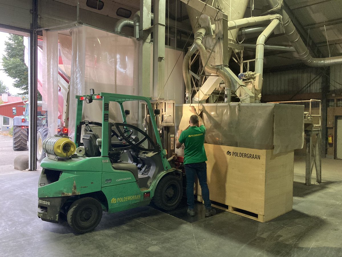 Tarwe zaaizaad afleveren voor schoning. Voorbereiden nieuwe seizoen. <a href="/parsgranen/">Parsgranen</a>