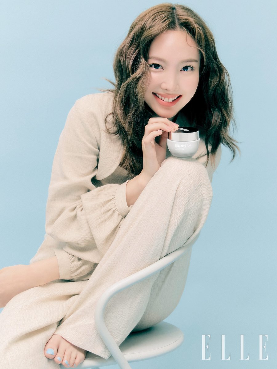 TWICE tweet media