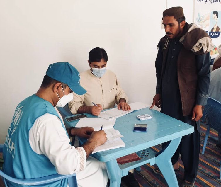 UNHCRAfg's tweet photo. @UNHCRAfg #Emergency programme provides critical protection &amp; lifesaving assistance to 1,000 #IDPs displaced due to conflict in Kandahar, #Afghanistan. Assistance include #CRIs (blankets, plastic sheets, etc). #StayandDeliver. Stepped up int’l community support remains critical https://t.co/u7JmVPut2s