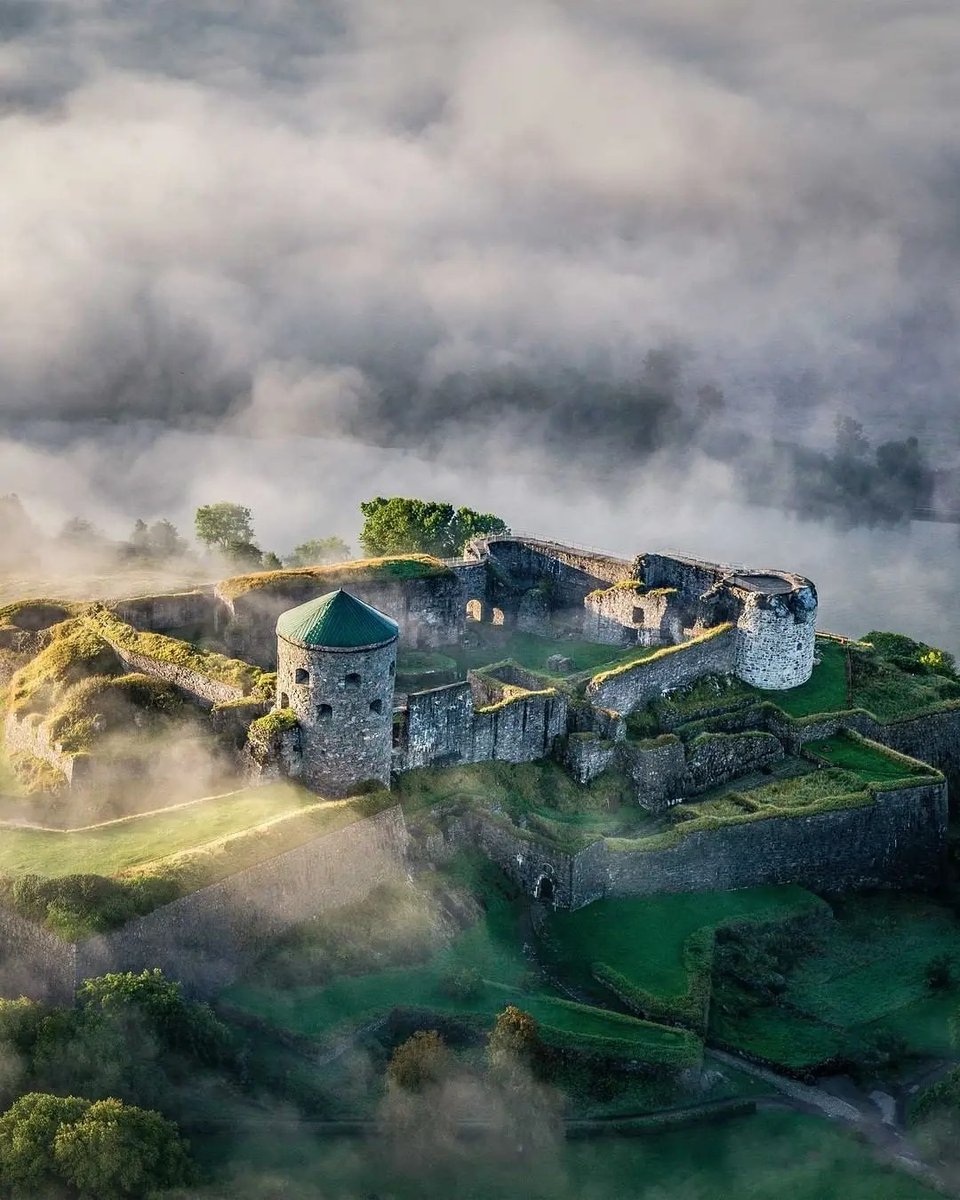 WTravelMagazine's tweet photo. Visit the #Bohus #Fortress built in 1308 located on a 40 meter high cliff on #Bagaholmen in Nordre älv 20 km north of #Gothenburg. 📸 @goteborgcom #Sweden #Culture #Architecture #History #Viking #WorldTravelMagazine #Travel #traveltime #resumetravel Reposted from @visitsweden https://t.co/bjQtwPi2Im
