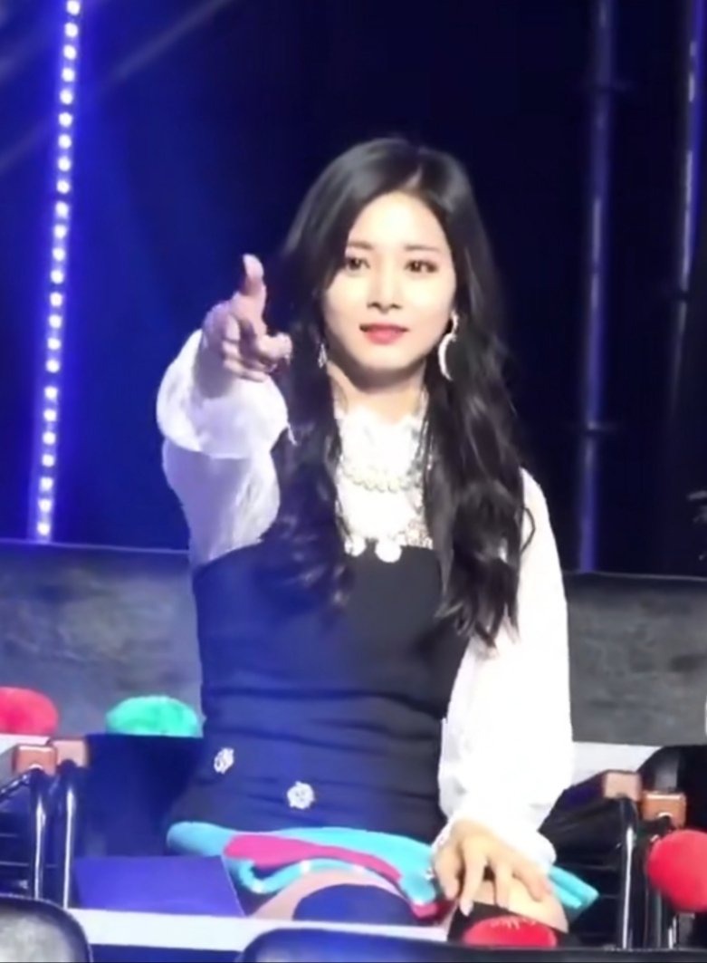 jwIn0EB9lz5kf2X's tweet photo. The evolution of Tzuyu's shooting weapons https://t.co/QmNA07Gzvc