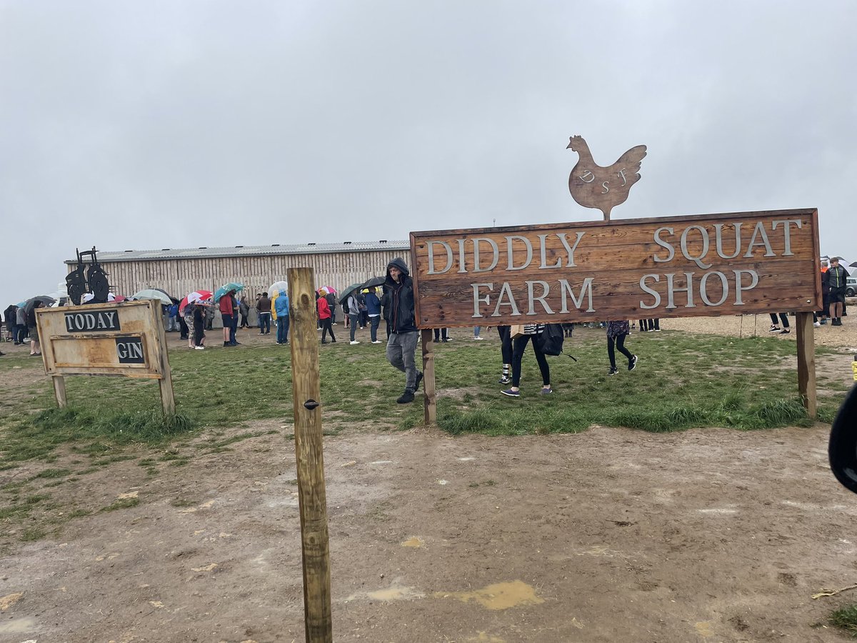 PoundingW's tweet image. Bit of a wait to get into the @Didlysquatfarm shop and it was tipping it down #summerrain