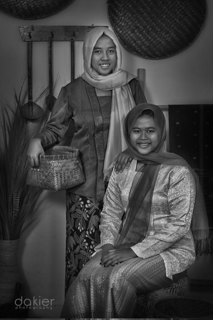 AgusDakier's tweet photo. Black and white 
#potrait #fototempoedoeloe #photostudio https://t.co/3XBDmqcYnG