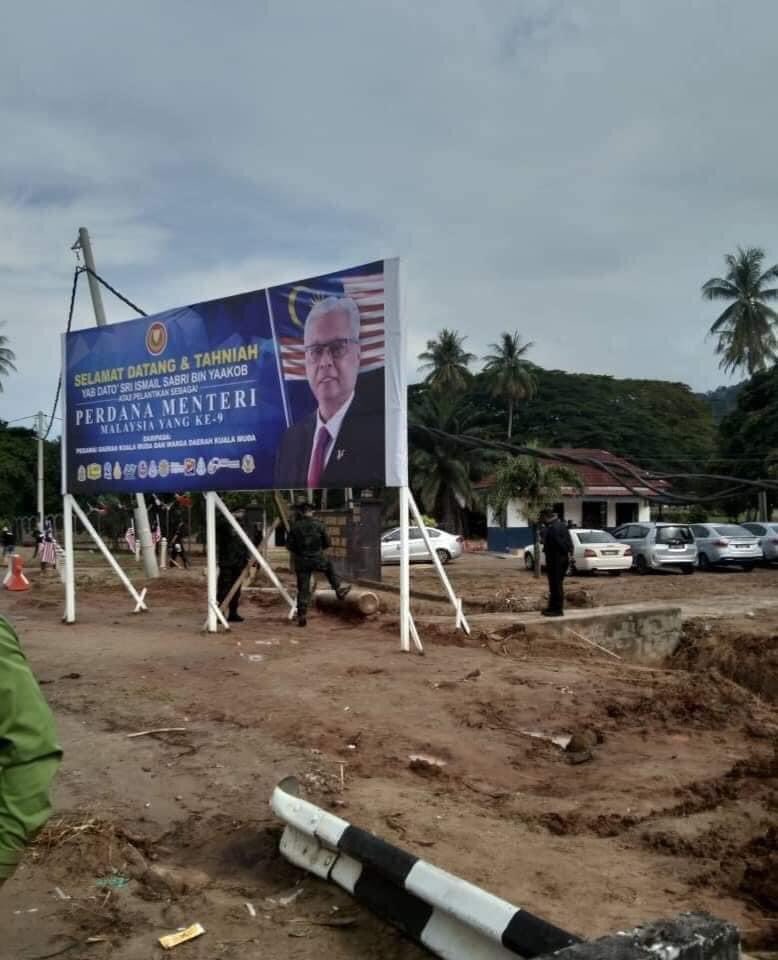 KulupFans's tweet photo. Orang sibuk naikkan rumah mangsa banjir.Dia sibuk naikkan signboard dulu.Apa punya bahlol la https://t.co/0gJE2rJmkx