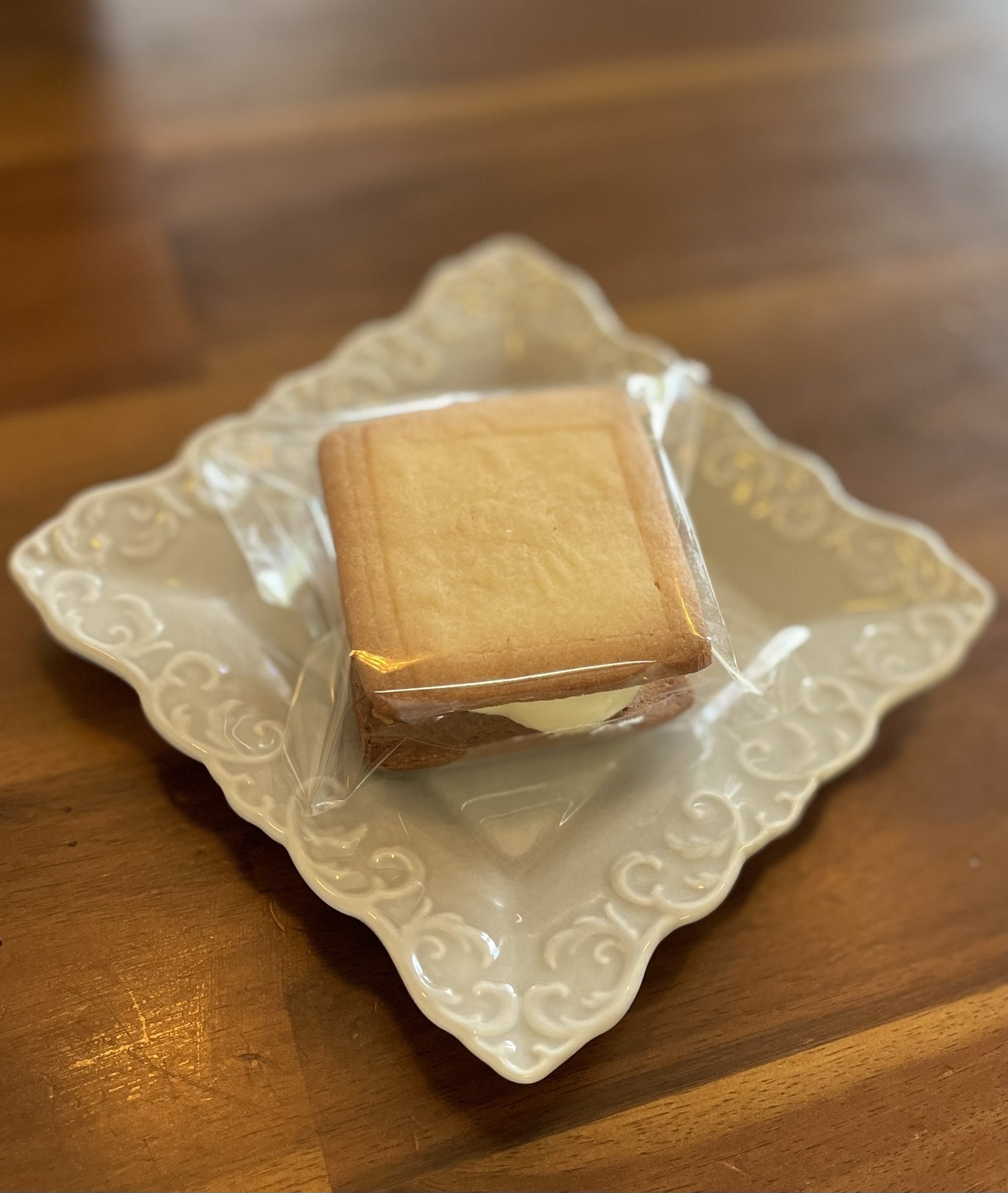 Eee 是好醤公式ジャンバサダー Eternal 7zoo7 ゆっくり時間ある時にね レーズバターサンドも激ウマよ スーッと溶けるバタークリームがたまらない ホワイトチョコとマスカルポーネ入りだもん うまいわ マカロンもあるんだけど昨日は