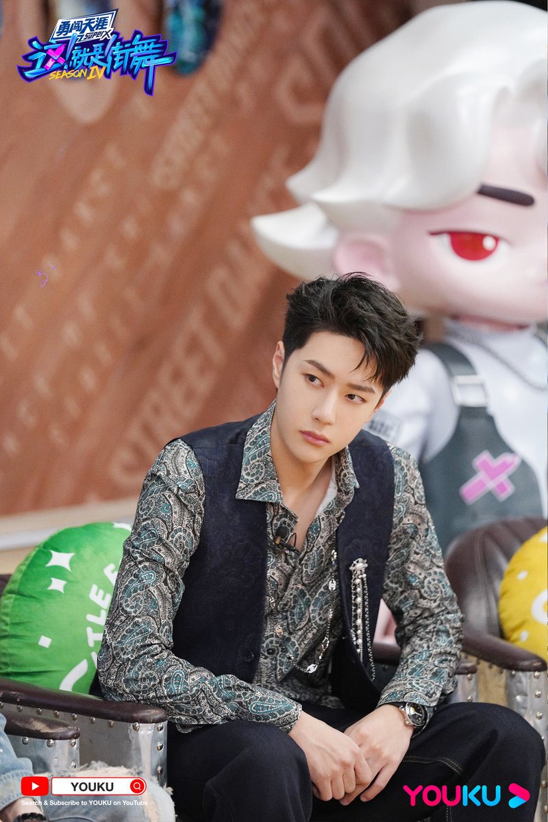 YoukuOfficial's tweet photo. #StreetDanceofChinaS4 [PRESS CONFERENCE STILLS] Check out the new look of #WangYiBo at the press conference! The dark green-colored shirt makes him look even more aristocratic, which is a perfect fusion of retro style and elegance.

#YOUKU #优酷 https://t.co/sDsraCItdW