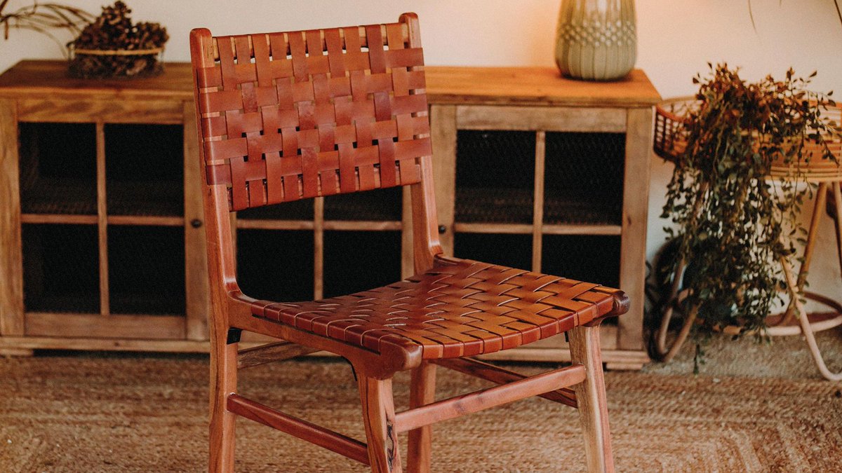 Inspirada en otros tiempos, trenzada a mano. El color tostado e intenso de la silla Delyce te va a encantar.
misterwils.com/silla-piel-sin…
#Decoración #TendenciasenDecoración #MisterWils