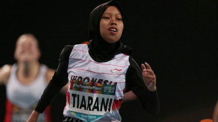 ainurohman's tweet photo. Karisma Evi Tiarani lahir dgn kaki kiri yg lebih pendek dan tak sekuat kaki kanan di desa Talakbroto, Boyolali.

Tp keluarga dan teman2nya tak memperlakukan Evi berbeda. Mrk tak pernah mengolok2 fisik Evi.

Pd usia 18 thn, Evi jd juara dunia dan mencatat rekor dunia sprint 100m. https://t.co/Uu9RnmO6Aj