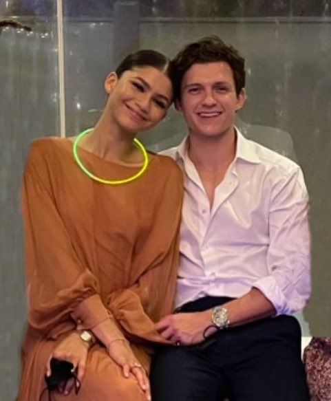 RT @civiiswar: LOOK AT THEM TOM HOLLAND AND ZENDAYA LOOK SO HAPPY https://t.co/Ws9BhgCHwg