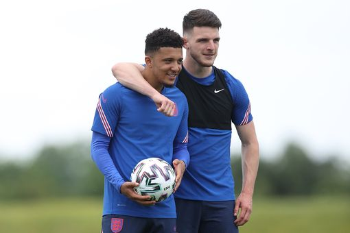 ManUtdMEN's tweet photo. United linked with Declan Rice approach ahead of deadline day #mufc #whufc https://t.co/9x3A6fc0Hd https://t.co/2VbVqPJT0q
