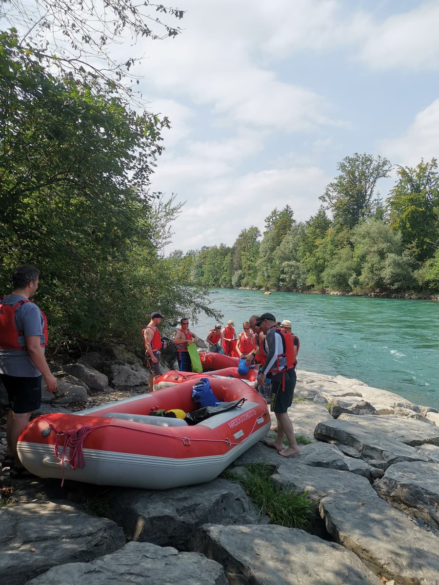 basevision's tweet photo. Ein wohlverdienter Tag mit Sonnenschein am «Böötle». Ohne den Einsatz unserer Mitarbeitenden wäre die baseVISION nicht, wo wir heute stehen. #5Jähriges
#baseVISION #Unternehmenskultur #Bern #Böötle #Sommerevent #baseVISIONFamily https://t.co/M9uTaotDoJ
