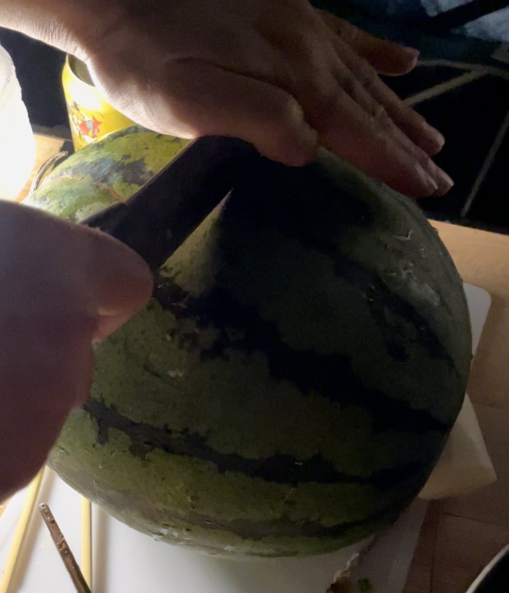 CondorsEastern's tweet photo. みんなこんなのが好きなんでしょ？
スイカを豪快に食べる食べ方はたまらんな。 https://t.co/fpVg20NSfB