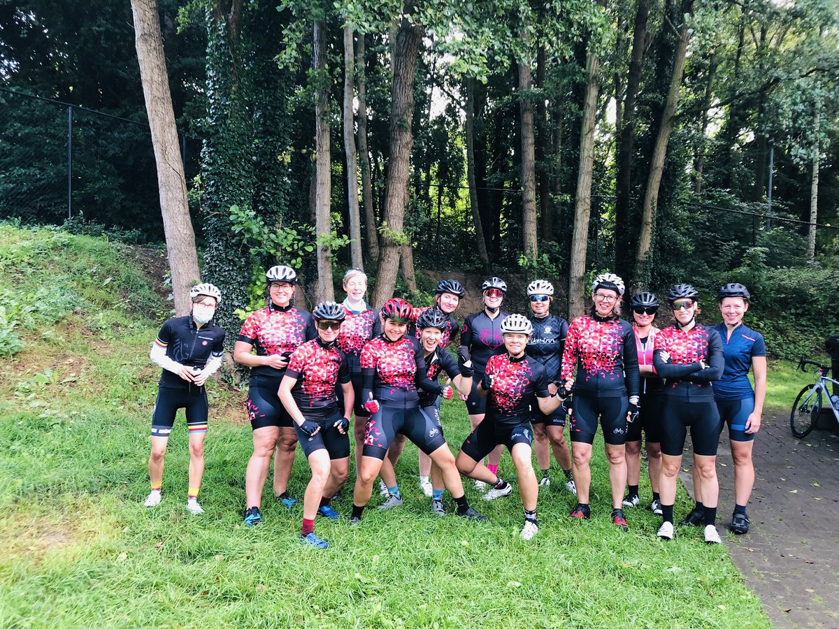 Gisteren met <a href="/madamvelo/">Madam Vélo</a>: Wind, regen en pittige klimmetjes trotseren voor het goede doel: @thinkpinkinfo