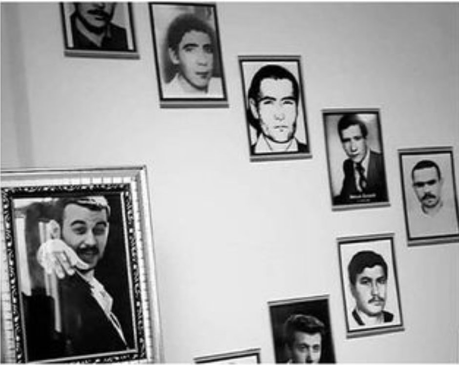 Sinem_252550's tweet photo. "ölsem benim resmimi de asarlar mı duvara?" Diye sormuşsun arkadaşına. Astık yiğidim. Uçan kuşlar bile aşina turan bakışlarına. İsmini kazdık aslanım, yeni doğmuş bebeklerin bile akıllarına..... https://t.co/yfxXrEDcbJ
