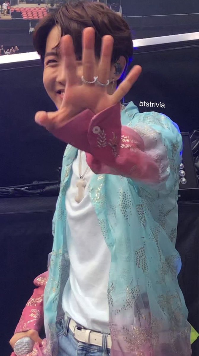 J__HOOPE's tweet photo. 加工一切無しのノーマルホソクとにかく好きすぎる！！！！！
こんな間近でホソクに手を振ってもらえる世界線どこなの…？ https://t.co/njI9FRuIue