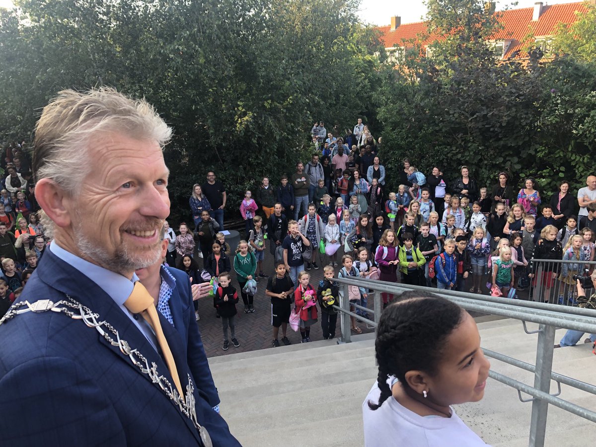 Pieter_Kos's tweet photo. Samen met ⁦@bgmJandeBoer⁩ het Helderse schooljaar geopend bij de Windwijzer en de Verrekijker. Dank ⁦@RkbsWindwijzer⁩ en ⁦⁦@Kopwerk⁩ https://t.co/Lcs2LiM1xG
