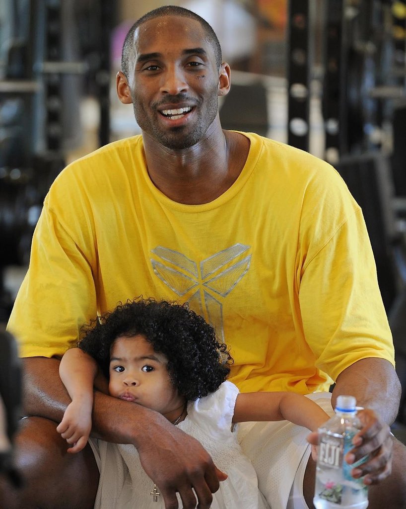 LALakersFR's tweet photo. 43 ans !!

Bon anniversaire champion @kobebryant ❤️🐐 ta fille et toi vous nous manquez tellement. T’as pas idée. https://t.co/XIHcCw4RMX