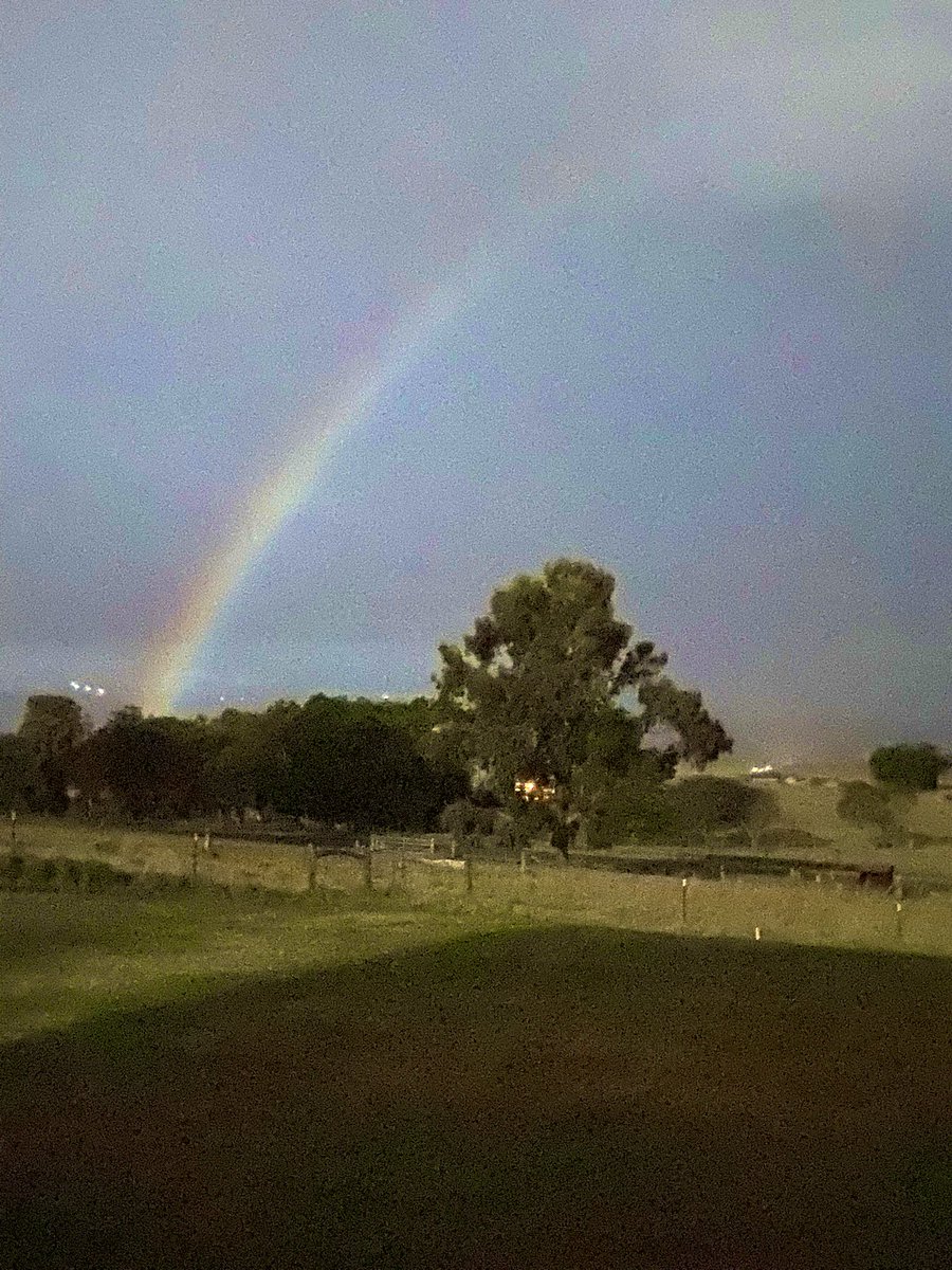 AulaniFreitas's tweet photo. 9pm Hawaii Time and the Blue Moon gifts this beautiful night rainbow. #mahalonui #mahina #BlueMoon #anuenue https://t.co/YEOwvCoW3q