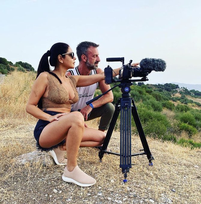 Filming sunrise #Spain with my sexy friend @Mariskaxxxxxxx xx https://t.co/IhYoTEMKm6<a href="/tag/spain"class="tags">#Spain</a><a class="tags" href="/tag/mariskaxxxxxxx">@mariskaxxxxxxx</a>