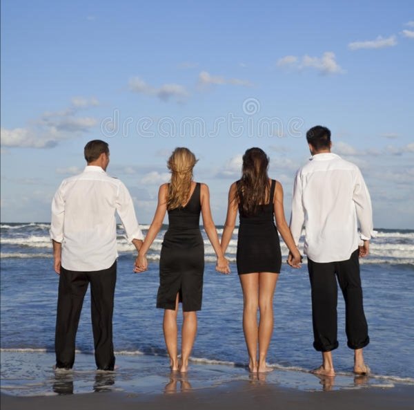 كثير من الكبل اللي يراسلونا ما تستمر المحادثة بيننا
وممكن تفوتنا فرصة صداقة مع كبل من ذهب بسبب عدم استمرار المحادثة
التمسو لنا الأعذار اذا ماردينا ممكن تكون المراسلة نزلت تحت ونسينا او انشغلنا
كل الحب للجميع ❤️🌹
#كبلز_الرياض
السنقل كل الاحترام لك بس ياليت تطلع من الموضوع