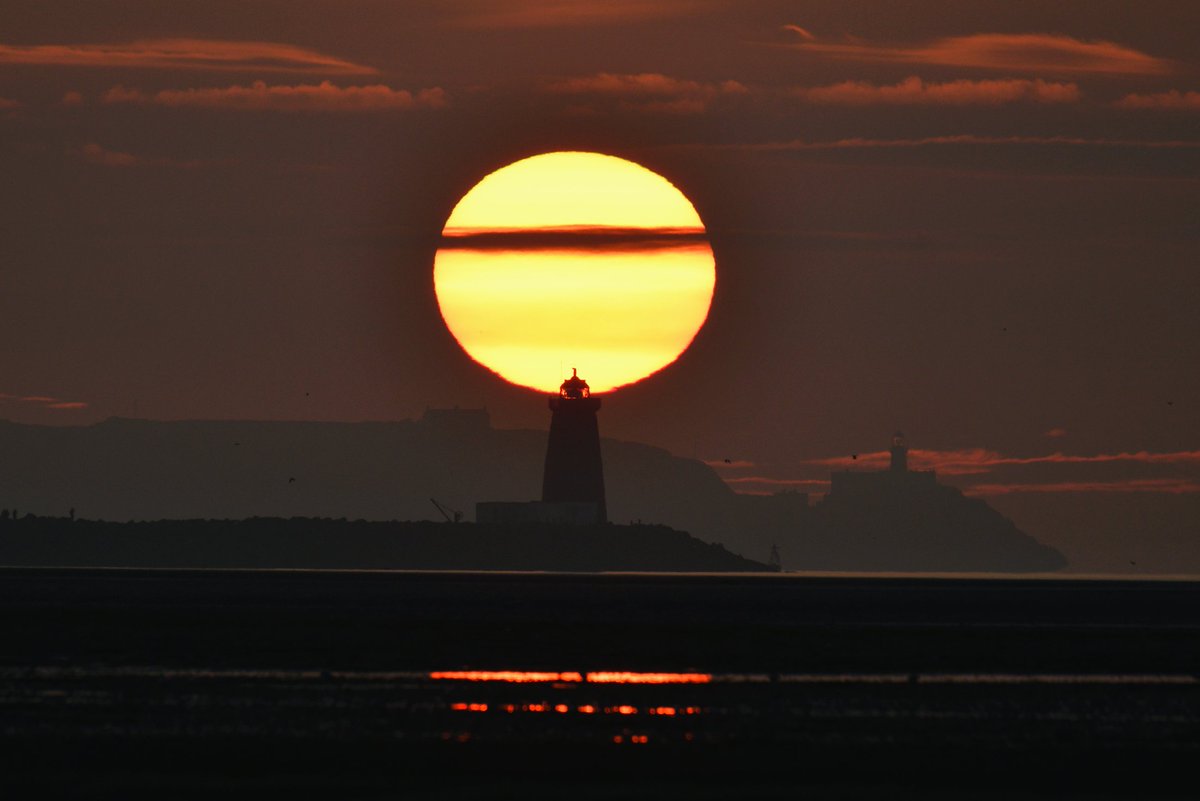 JGrandfield's tweet photo. Some sunrise shots from Sandymount strand, looking across to Poolbeg and the Baily lighthouse in the distance 🌅📸😊

#poolbeg #sunrise #bailylighthouse #ireland #tourismireland #discoverireland #lovindublin https://t.co/TDMFktV6AT