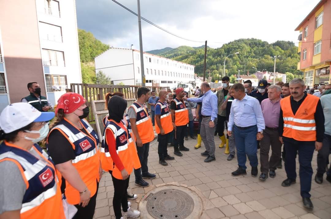 AfadKarabuk's tweet photo. Kastamonu Şenpazarı'ında görev  yapan AFAD Gönüllülerimiz görevlerini özveri, başarı ve çalışkanlıkla tamamlamışlardır. https://t.co/02v5fSZq8C