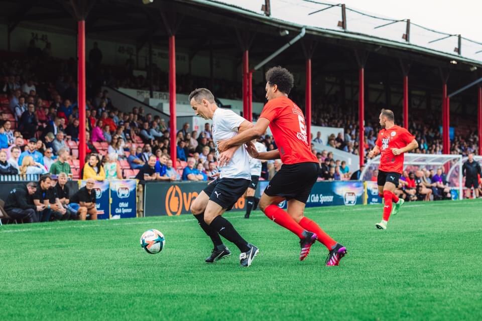 Great to see <a href="/Mickb1Michael/">mick boulding</a> and <a href="/joshgowling/">Joshua Gowling</a> battle it out at Blundell Park!

#GTFC #UTB ⚽️🍺🎺