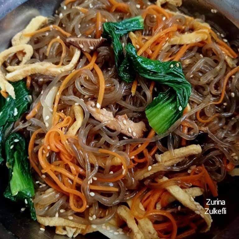 DailyMakan's tweet photo. Resipi Japchae Korea 😋🇰🇷

1. Rebus mi kaca selama 5 minit. Sehingga lembut, angkat dan toskan. Letak tepi.
2. Campuran sayur mesti mempunyai 5 jenis warna yang pelbagai. 
- Hijau - Sayur pak choi atau bayam, rebus dan toskan. 
- Kuning - Telur ayam dimasak dadar. https://t.co/yNotrIIiqJ